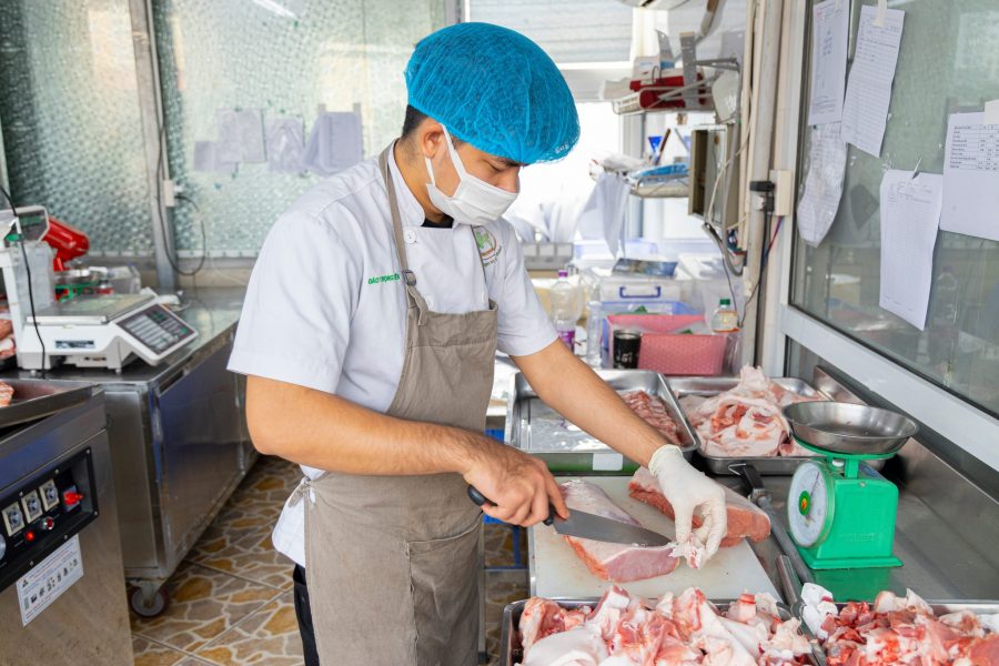 Công nhân tại xưởng sản xuất thịt heo Nguyên Khôi